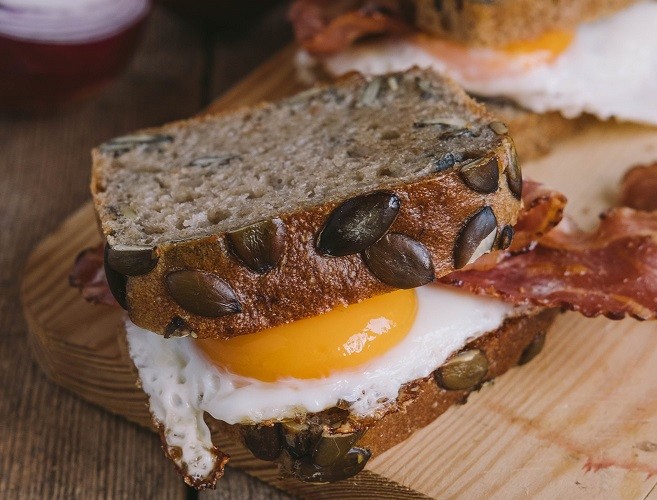 Bacon recipes - Fried egg, bacon and cheese sandwich - bacon manufacturer Kaminiarz