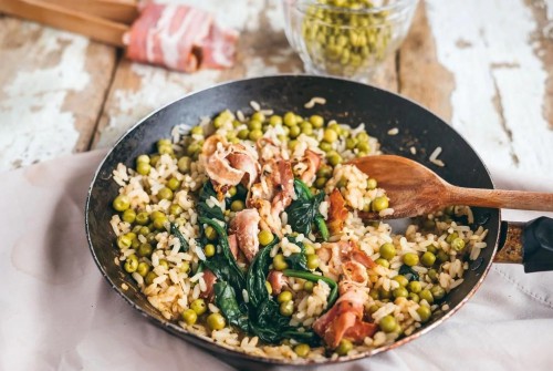 Risotto with smoked bacon, green peas and spinach