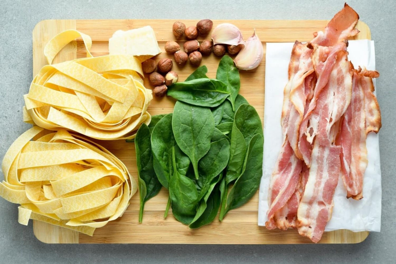 Pasta with spinach and bacon