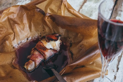 Bacon wrapped chicken drumsticks in red wine 